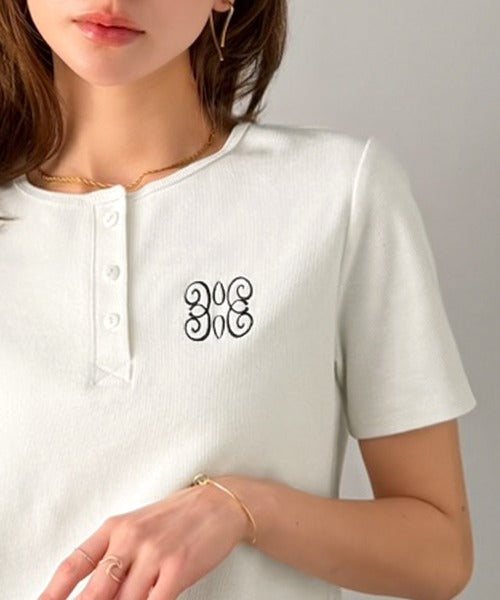 【mily bilet】シンプルを可愛く、今っぽく♪ロゴ刺繍ヘンリーネッククロップドテレコリブ半袖カットソー（ショート丈） mi0789014