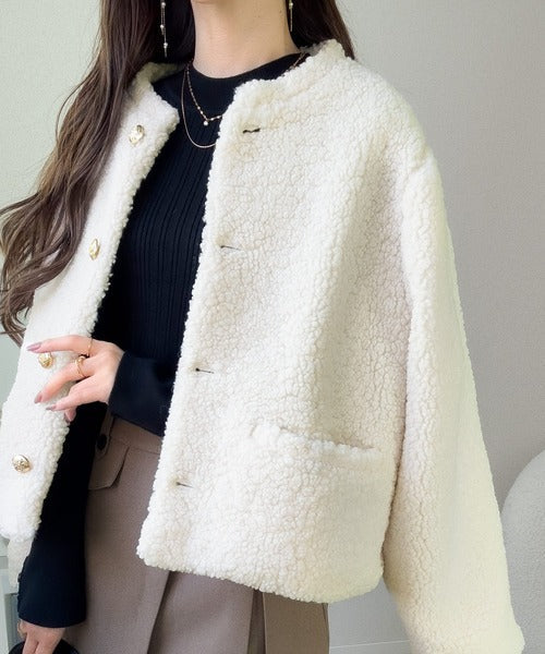 【mily bilet】リッチ感漂うゴールド釦×ふんわりボアで、羽織るだけで華やかに。エンブレムボタン使いボアジャケット mi1329051