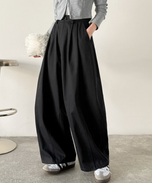 《JaVaジャバコラボ》カーブで魅せる、抜け感シルエット。綿100％コットンツイルバレルレッグタックパンツ jv1240111