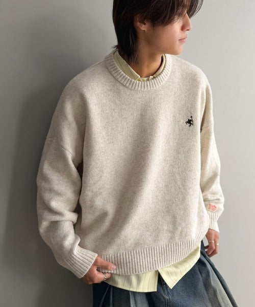 《JaVaジャバコラボ》「ふんわり」「もっちり」「しっかり」が揃った！ミックス調オーバーサイズ胸刺繍入りニットセーター jo1250003