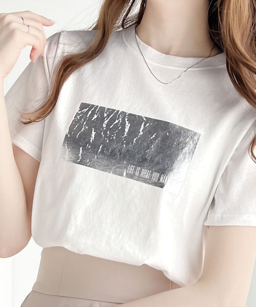 【mily bilet】一点投入でモードなおしゃれ感が漂う。綿100%箔プリントTシャツ mi1149053