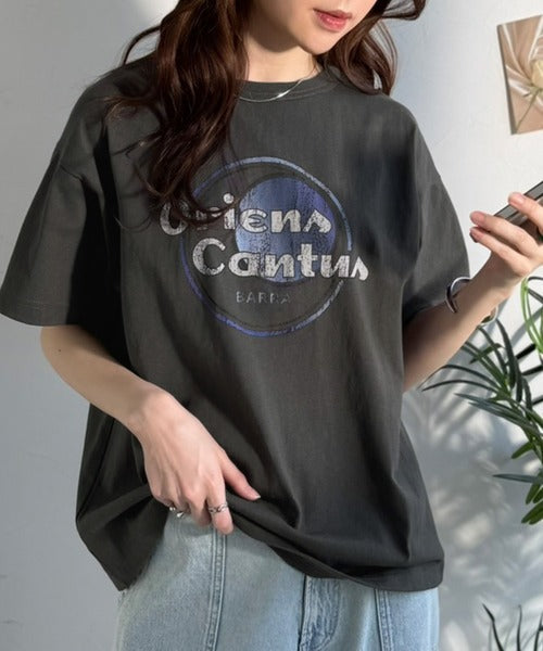 《JaVaジャバコラボ》遊びと余裕をこの1枚で。コットン100％コンパクトグラフィックロゴTEE（半袖） jv1050367