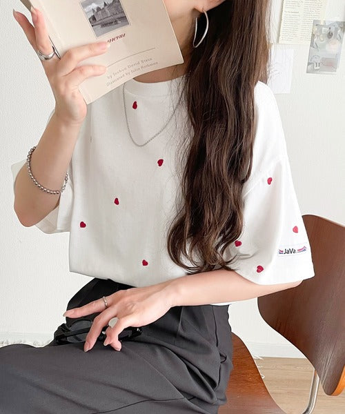 《JaVaジャバコラボ》春夏のカジュアルに、大人の“可愛い”をプラス。ミニハート刺繍Tシャツ（半袖） jv1010470