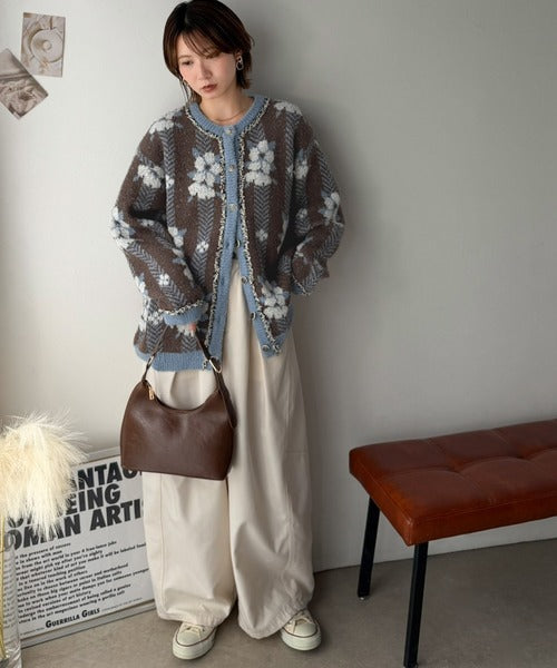 一枚で、レトロ可愛いの全部盛り。花柄ジャガード×ゴールドボタン フリンジニットカーディガン(長袖） ce1020398