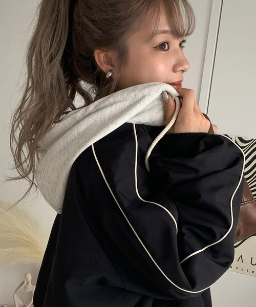 【mily bilet】スポーティ&おしゃれが叶う。サイドライン袖ギャザースウェットフード使い胸刺繍パーカーブルゾン mi1139049