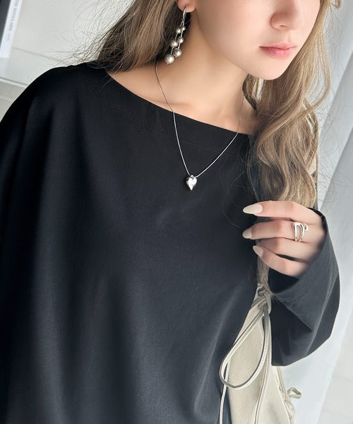 女性らしさ漂う、大人シンプル。シルケット風ボートネックロンTee ce1050246