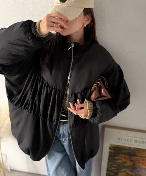 瞬間、旬顔。丸みシルエットでつくる大人の抜け感アウター。襟リブギャザーデザイン中綿ブルゾン ce1010517