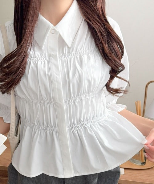 【mily bilet】甘さと上品さを兼ね備えた大人ガーリーな一枚♪ 配色襟シャーリングペプラムシャツ（半袖） mi1139107