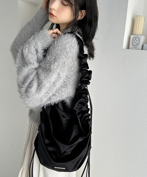 【mily bilet】機能性も可愛さも♪ギャザーが目を惹く、ドロストデザインベロアショルダーバッグ mi1159035