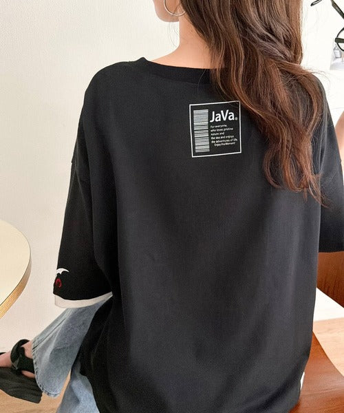 《JaVa ジャバコラボ》1枚でサマ見え。ゆるシルエットに重ね着風がこなれ見え。バックプリント×袖刺繍レイヤード風ドッキングTシャツ（オーバーサイズ） jv1010601