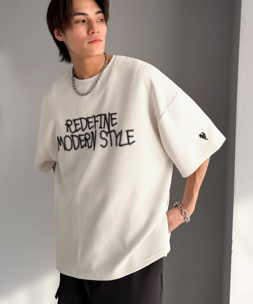 刺繍もシルエットもまるで3Dな主役級アイテム！立体刺繍ドレープダンボールTシャツ／3D Embroidered Draped Double-Knit T-Shirt co1010048