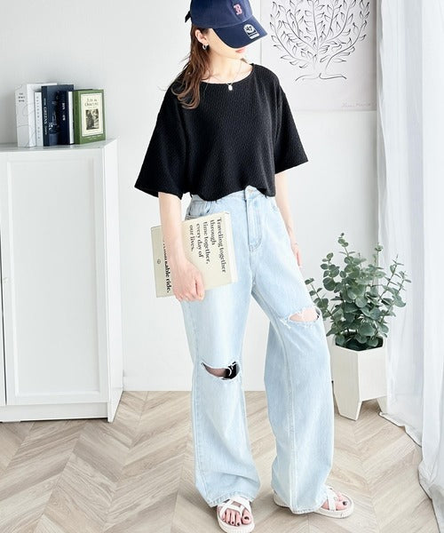 凸凹としたデザインが特別な雰囲気を纏う。シャーリング半袖Tシャツ ce1260258
