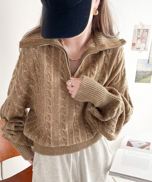 【mily bilet】コーデの主役を飾る。クロップド丈配色ケーブル編み胸刺繍ハーフジップニット mi1029063