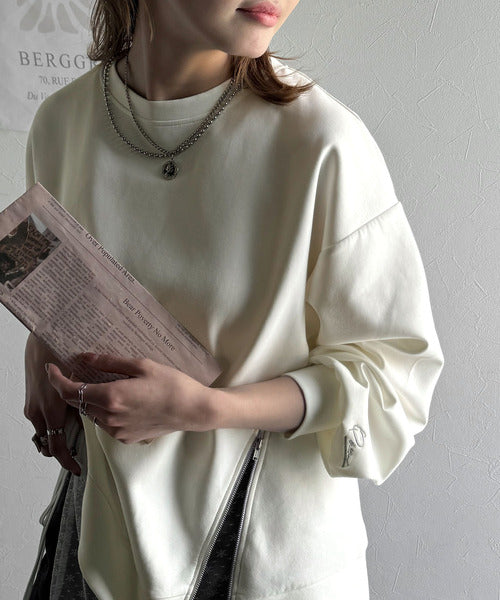 トレンド感と遊び心をプラス。袖口ワンポイント刺繍アシメファスナーラウンドネックロンT（長袖） ce1265003