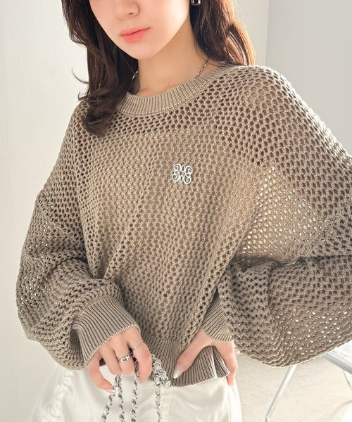 【mily bilet】絶妙な透け感が魅力！綿100％ブローチ付きストーンウォッシュメッシュニット(プルオーバー) mi1359006