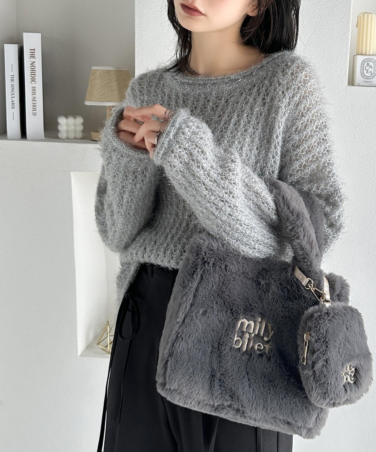 【mily bilet】ふわふわのファーで魅了する。ミニポーチ付きロゴ刺繍ファーショルダーバッグ mi1159036