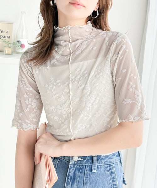 シンプルコーデに華やかさを添える。花柄フロッキーシアーハイネック半袖プルオーバー ce1010314