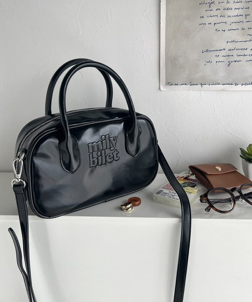 【mily bilet】ヘビロテしたい主役級バッグ。エナメルライクエコレザーエンブレムミニボストンバッグ mi1159026