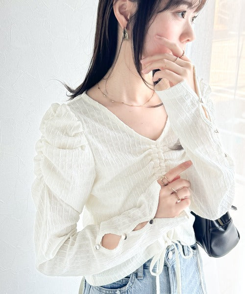 【mily bilet】カジュアルな大人ガーリーテイスト。シャーリング使い膨れジャガード袖ボタンVネックカットソー(長袖） mi1359012