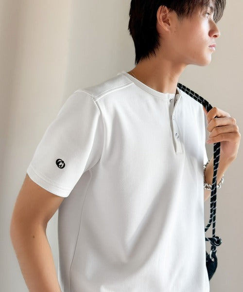 【接触冷感機能付き】肩切り替えショート丈ダンボール素材ヘンリーネックTシャツ／Shoulder Panel Cropped Double-Knit Henley T-Shirt co1010056