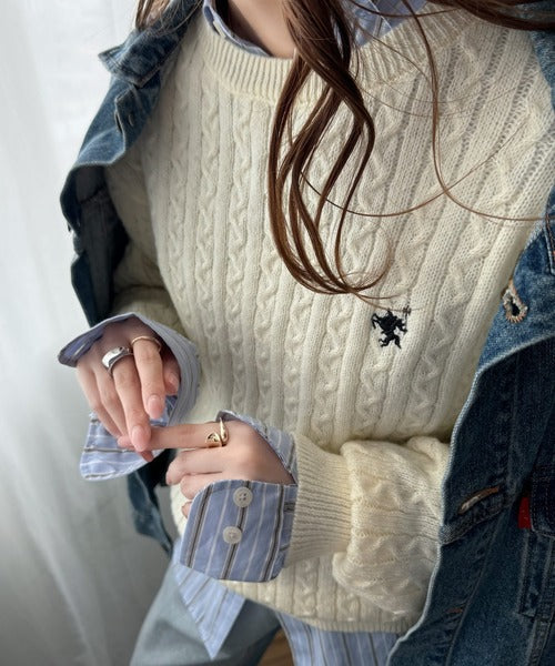 レトロ上品なトラッドテイスト。ワンポイント胸刺繍ケーブルニットプルオーバー ce1050238