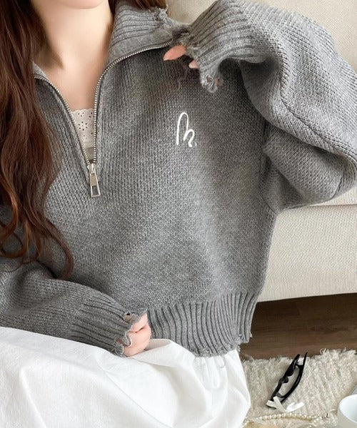 【mily bilet】大人可愛いクラッシュトップス。ダメージハーフジップ胸刺繍ニット mi1029069