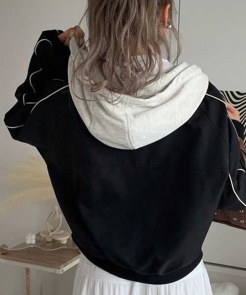 【mily bilet】スポーティ&おしゃれが叶う。サイドライン袖ギャザースウェットフード使い胸刺繍パーカーブルゾン mi1139049