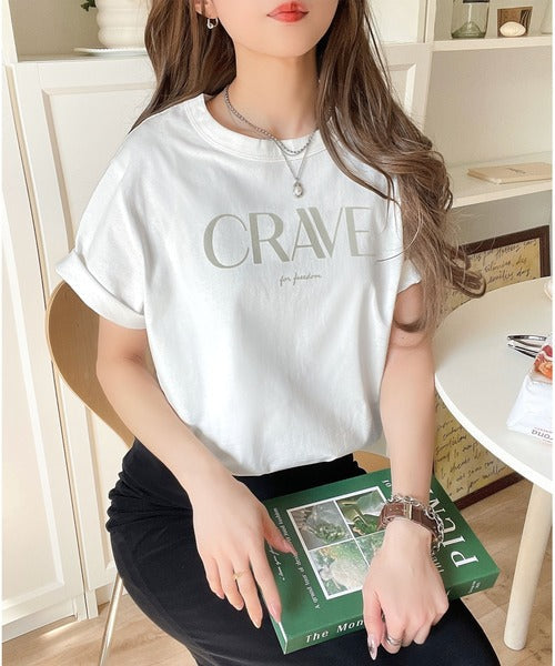 【sustaina+】垢抜けた大人カジュアル。オーガニックコットン100％フロッキーロゴプリントTシャツ ce1260398