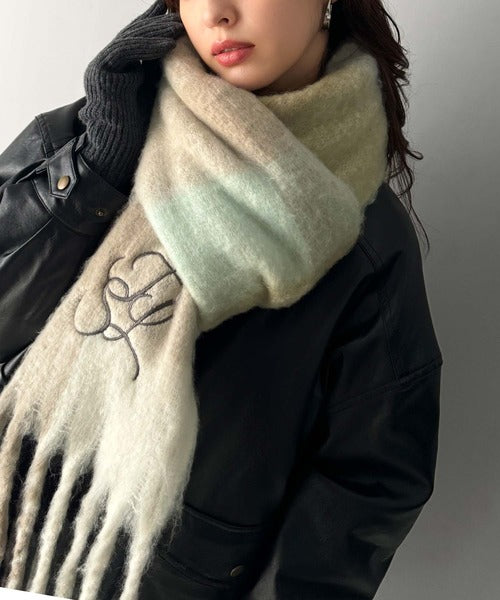 冬の愛されアイテム。ロゴ刺繍入り大判フリンジマフラー ce1010368