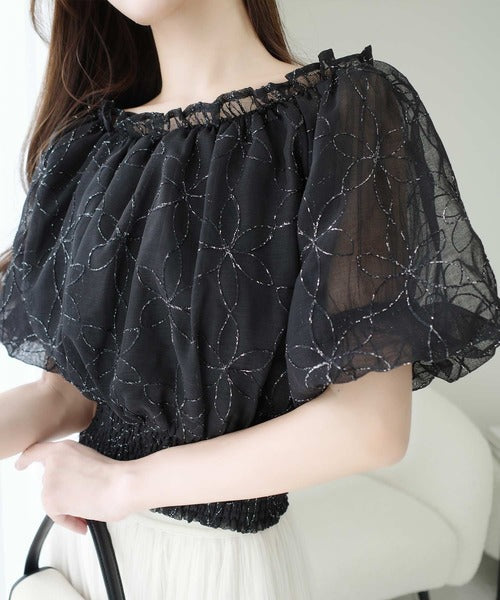 【mily bilet】あなたのスタイルにさらなる魅力をプラス。オフショル2WAY花柄コード刺繍バックリボンブラウス mi1139077