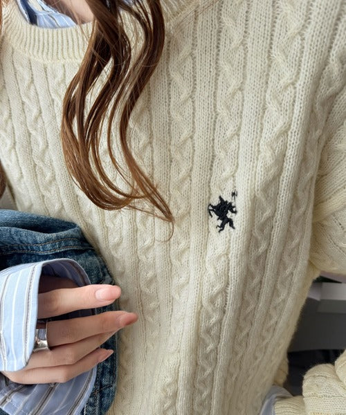 レトロ上品なトラッドテイスト。ワンポイント胸刺繍ケーブルニットプルオーバー ce1050238