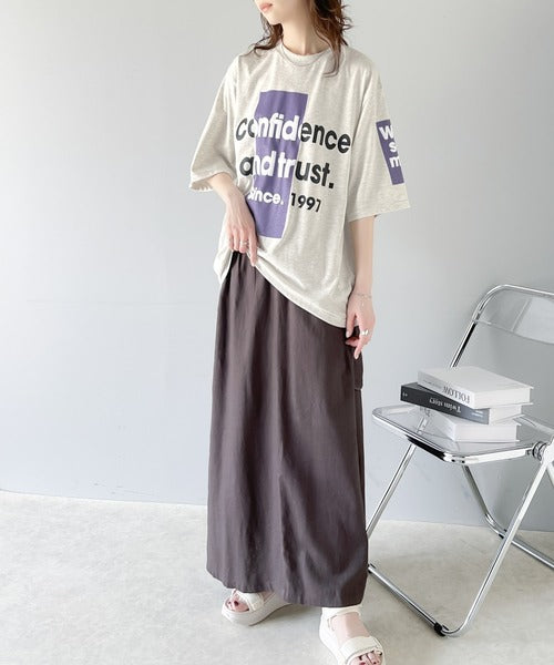立体感のある発泡プリントがこなれ感たっぷり。立体ロゴプリント配色Tシャツ ce1010308