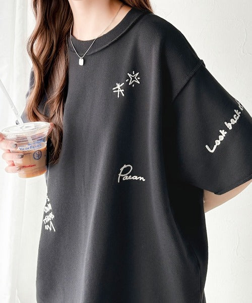 後ろ姿までぬかりなくオシャレにキマる。ランダム刺繍裏毛ハーフスリーブTシャツ ce1260260