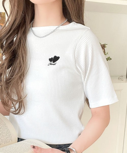 胸元にキュン。ハートサガラ刺繍テレコリブ素材ボートネックTシャツ（半袖） ce1330019