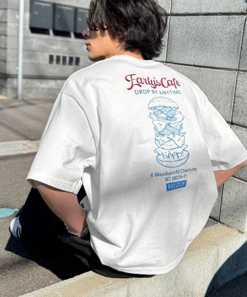 《JaVaジャバコラボ》遊び心のあるカフェロゴが映えるバックプリントT。刺繍使いハンバーガーデザインTシャツ jo1320016