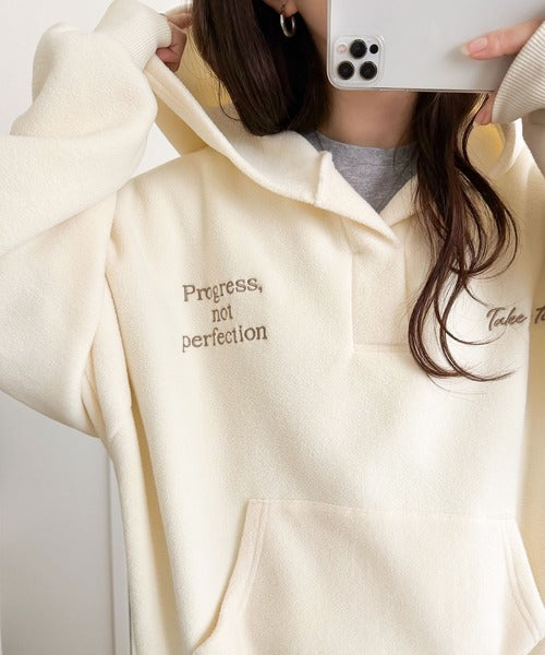 ふわっとあったか、秋冬の“欲しい”をぎゅっと♪刺繍デザインスキッパー衿フリースパーカー ce1020395