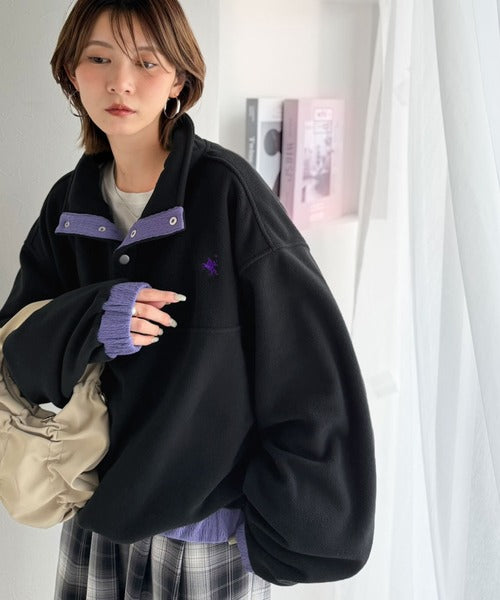 《JaVa ジャバコラボ》暖かさも、お洒落感も、欲張りに。胸刺繍ジャガード切り替えハーフボタンフリースプルオーバー jv1010674