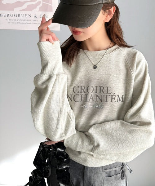【mily bilet】カジュアルだけどこなれ感たっぷり。ラインストーン＆ぼかしプリント裏毛使いスウェットクロップド丈トップス mi1329014