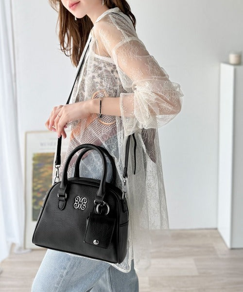 【mily bilet】いつでも、どんなスタイルにもちょうどいい♪ロゴプレート使いラウンドミニボストンバッグ mi1179056