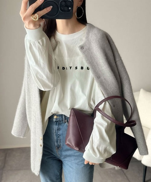 大人の上品カジュアルを楽しむ。ゆったりシルエット 綿100％シルケット風シンプル英字ロゴTシャツ（長袖） ce1330048