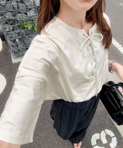 《JaVaジャバコラボ》胸元ひとくせ、抜け感ひとさじ。綿100％ バックロゴプリント 胸元レースアップTシャツ(半袖) jv1260458