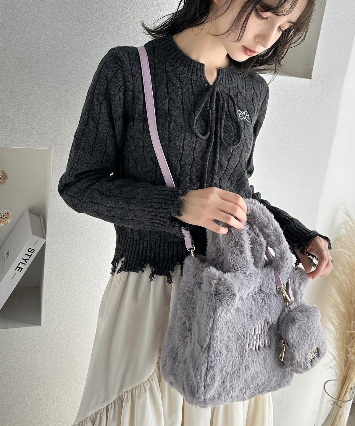 【mily bilet】ふわふわのファーで魅了する。ミニポーチ付きロゴ刺繍ファーショルダーバッグ mi1159036
