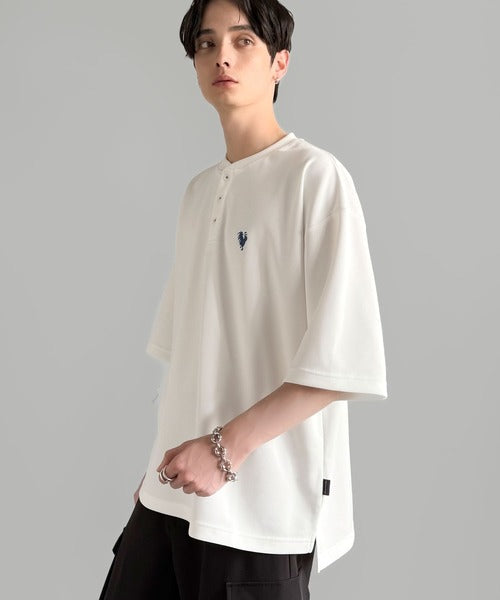 「大人びた遊び心。」刺繍入りハイクオリティダブルフェイス素材バンドカラーポロシャツ／Embroidered High-Quality Double Face Band Collar Polo co1150027