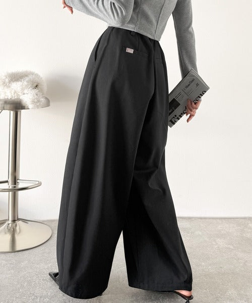 《JaVaジャバコラボ》カーブで魅せる、抜け感シルエット。綿100％コットンツイルバレルレッグタックパンツ jv1240111