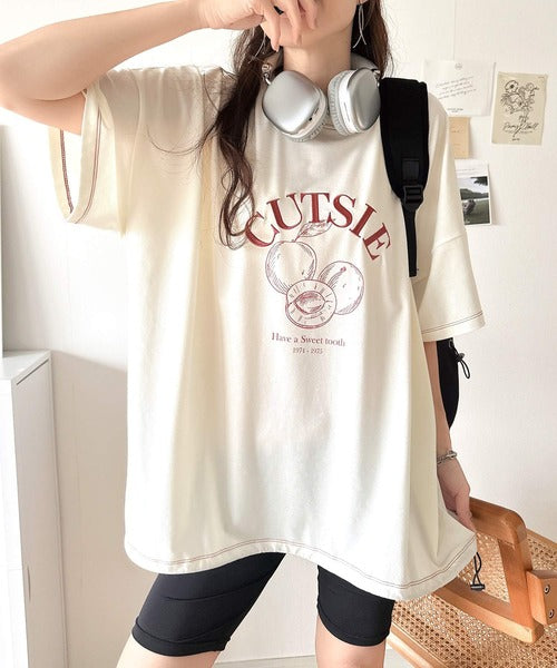 毎日のスタイルを楽しく彩る。前後2way裾ドロストフルーツグラフィックTシャツ ce1050269