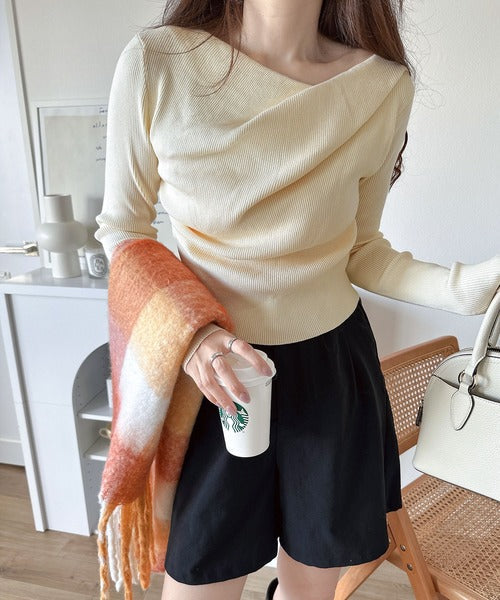 トレンド美スタイルで華奢魅せに。胸元ドレープデザインニット ce1260353
