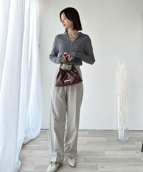 シックな艶めき、大人の余裕。フェイクレザーフリルギャザーハンドバッグ ce1179074