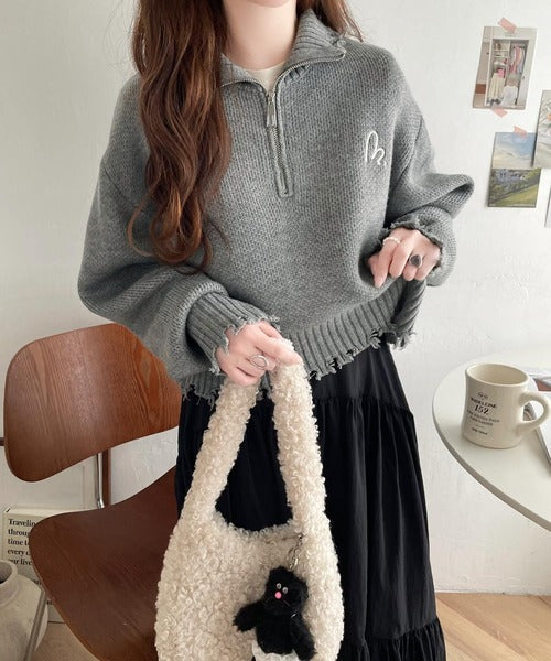 【mily bilet】大人可愛いクラッシュトップス。ダメージハーフジップ胸刺繍ニット mi1029069
