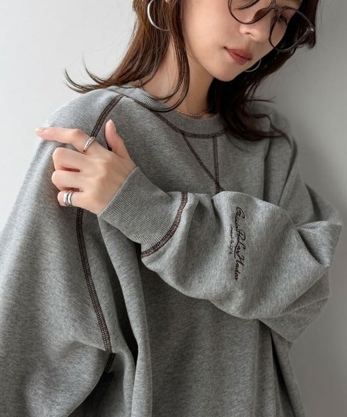 《JaVaジャバコラボ》配色ステッチが映える◎裏起毛ガゼット＆袖刺繍プルオーバー jv1050391