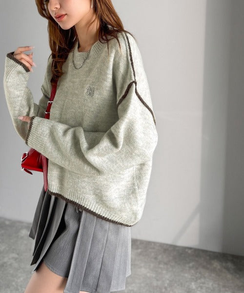 【mily bilet】シンプルながらも個性が引き立つ。アウトリンキング胸刺繍ミックスニット mi1329038